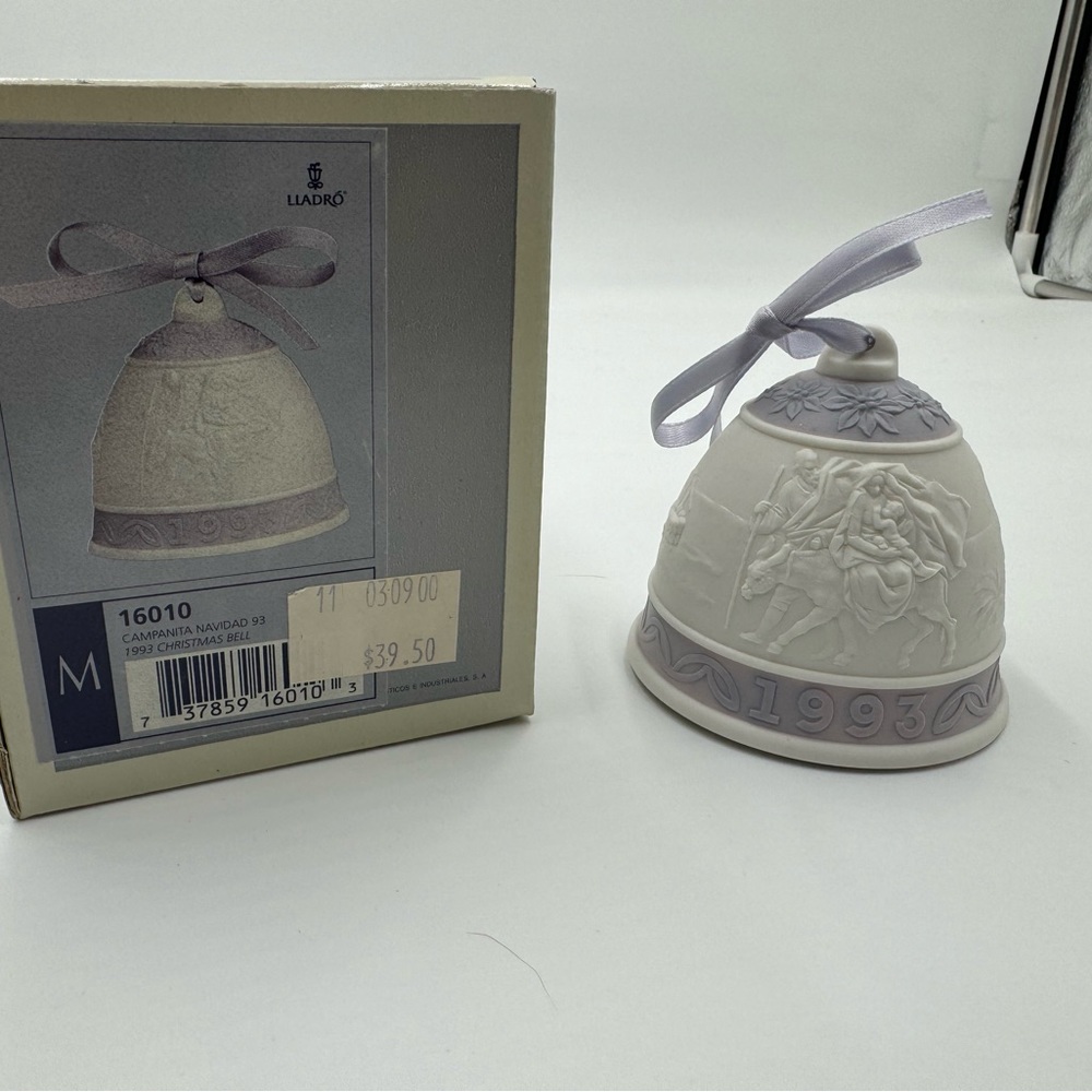 1993 Lladro Christmas bell in mint/new condition with original box